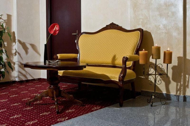 Hotel Maryo Плоешти Экстерьер фото