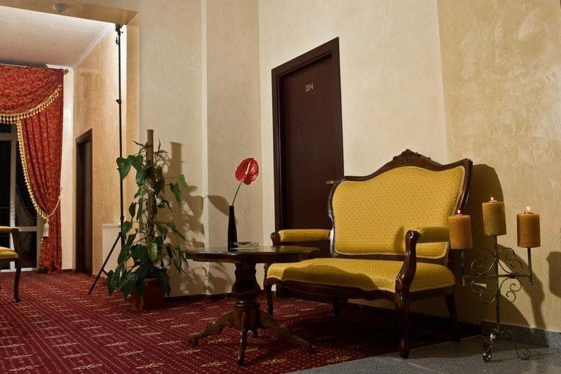 Hotel Maryo Плоешти Экстерьер фото