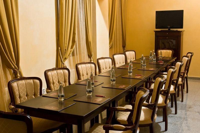 Hotel Maryo Плоешти Экстерьер фото